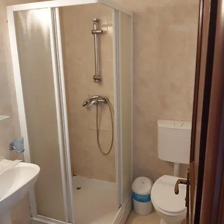 Hotel River 2*