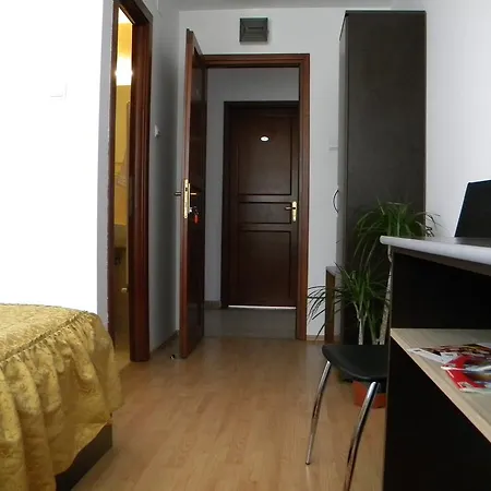 Hotel River 2*
